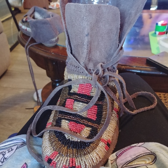 Size 7 hand beaded moccasins - Picture 3 of 4